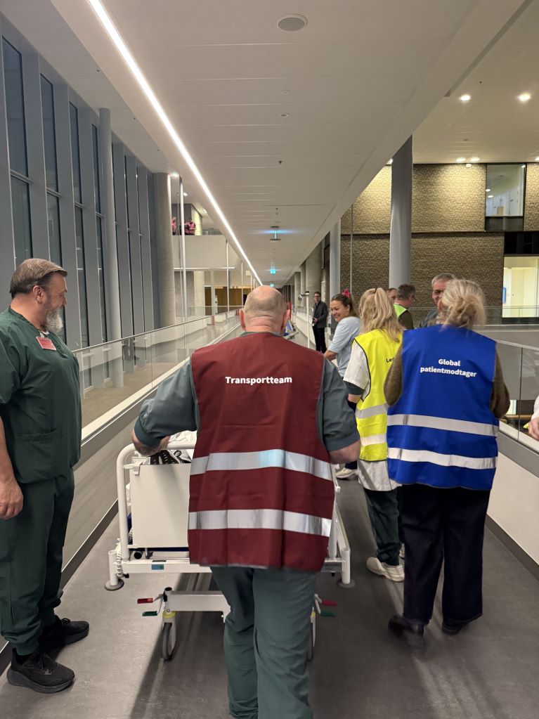Patient køres ind på det ny hospital